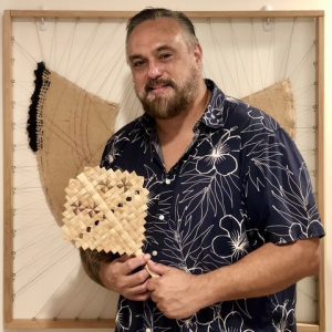 ロイヤル・ハワイアン・センター 新レッスン「ラウハラで団扇作り」がスタート！