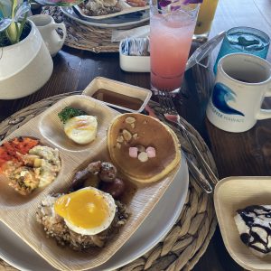 ワイキキビーチで特別な朝食　QUEENS’ ARBOR